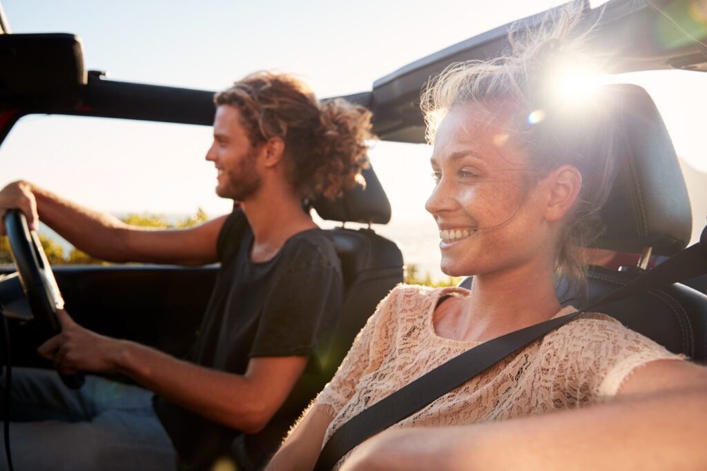 Dos parejas dirigiéndose a su viaje hacia Menorca